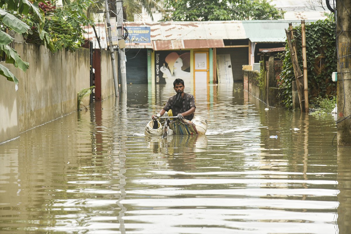 Hindistan'da şiddetli yağışlar hayatı durma noktasına getirdi