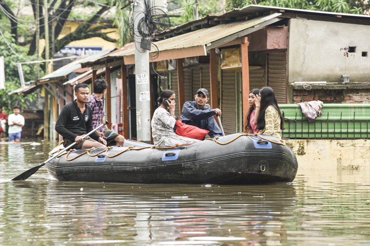 Hindistan'da şiddetli yağışlar hayatı durma noktasına getirdi