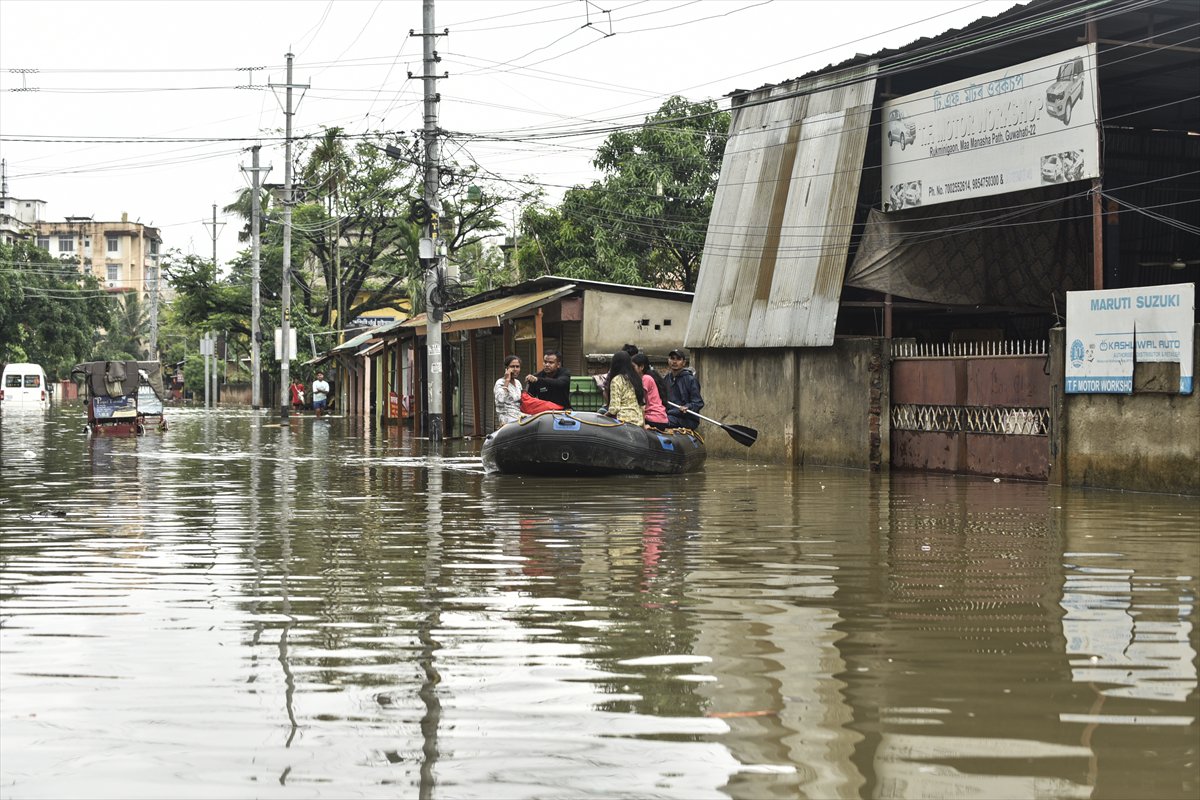 Hindistan'da şiddetli yağışlar hayatı durma noktasına getirdi