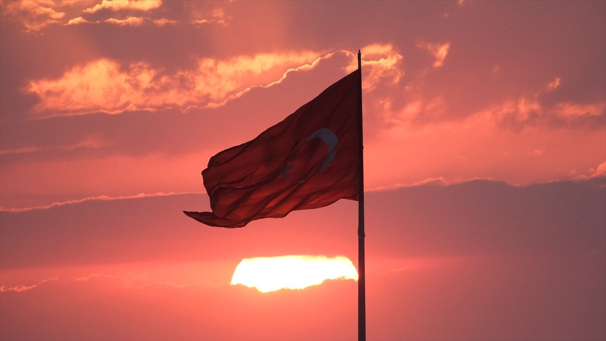 Karaman'da Türk bayraklı gün batımı