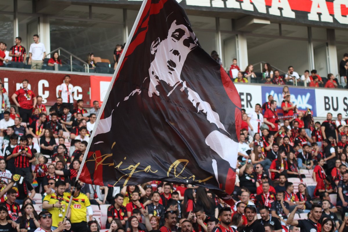 Eskişehirspor’un şampiyonluk coşkusu yeni stadyumda taçlandı