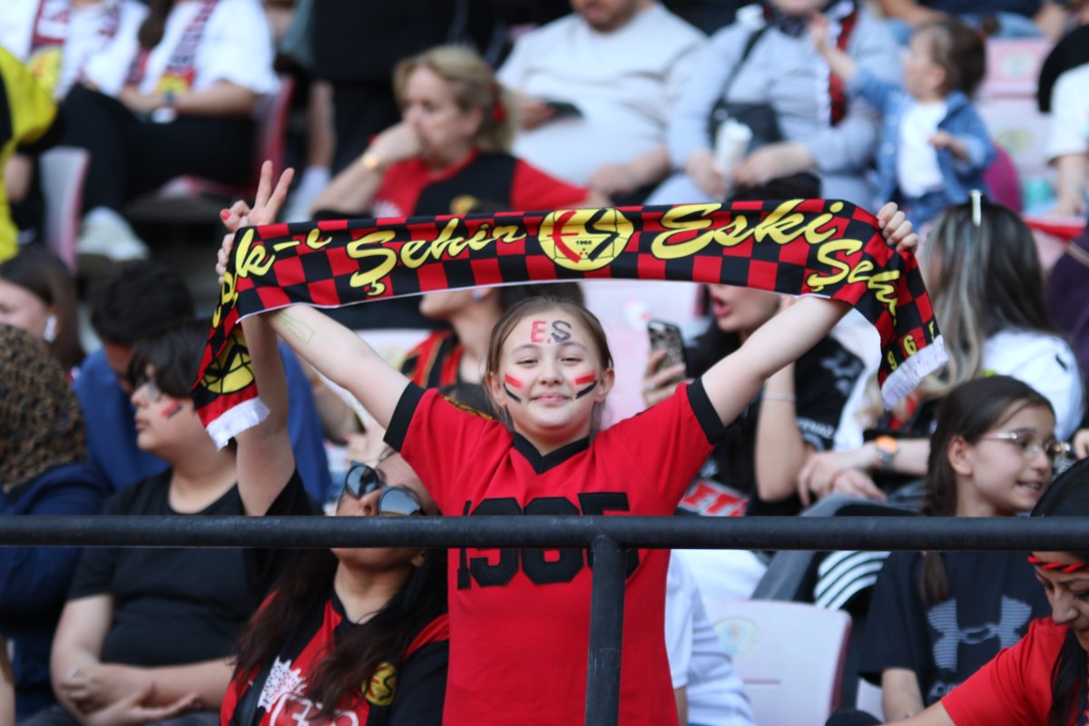 Eskişehirspor’un şampiyonluk coşkusu yeni stadyumda taçlandı