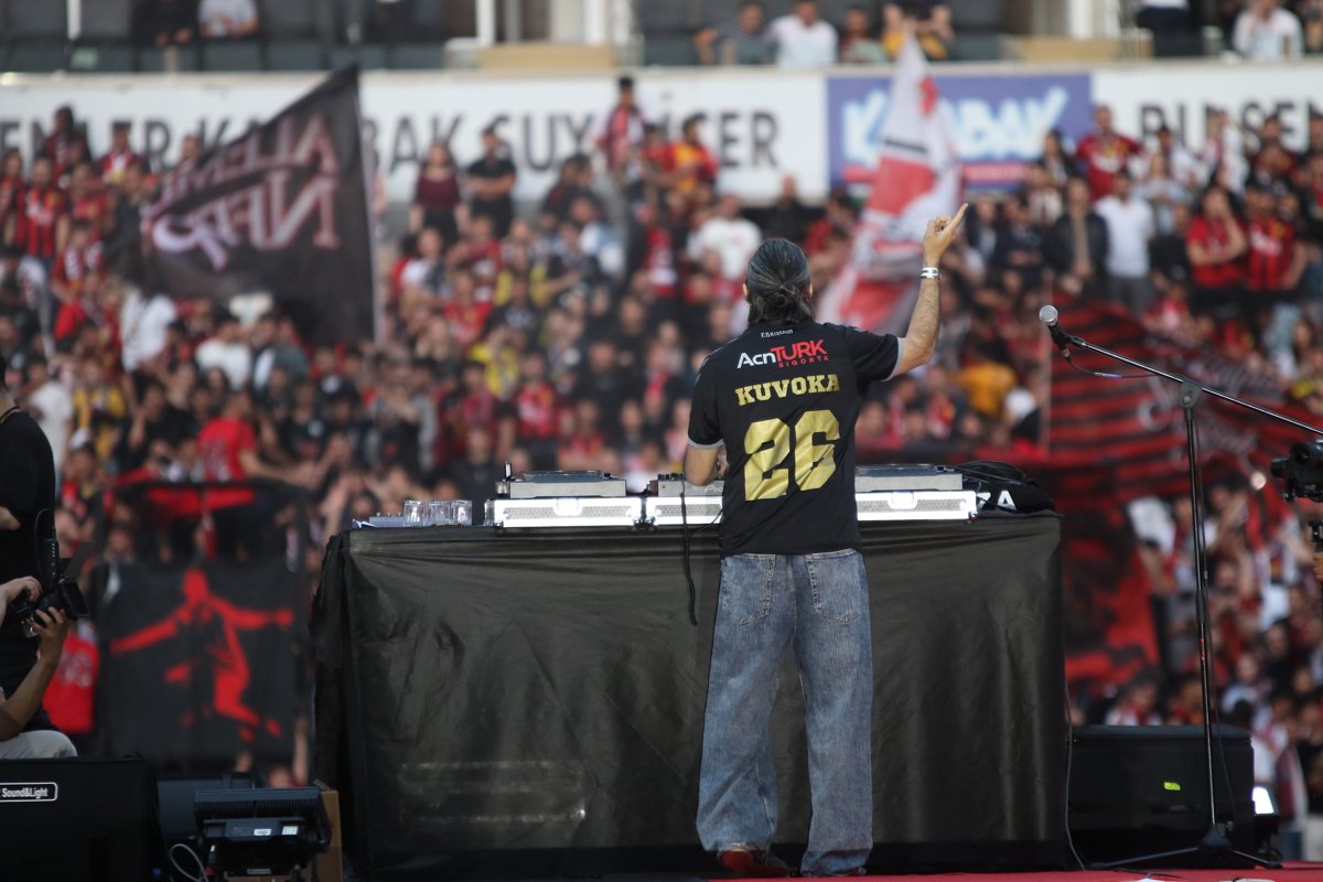 Eskişehirspor’un şampiyonluk coşkusu yeni stadyumda taçlandı