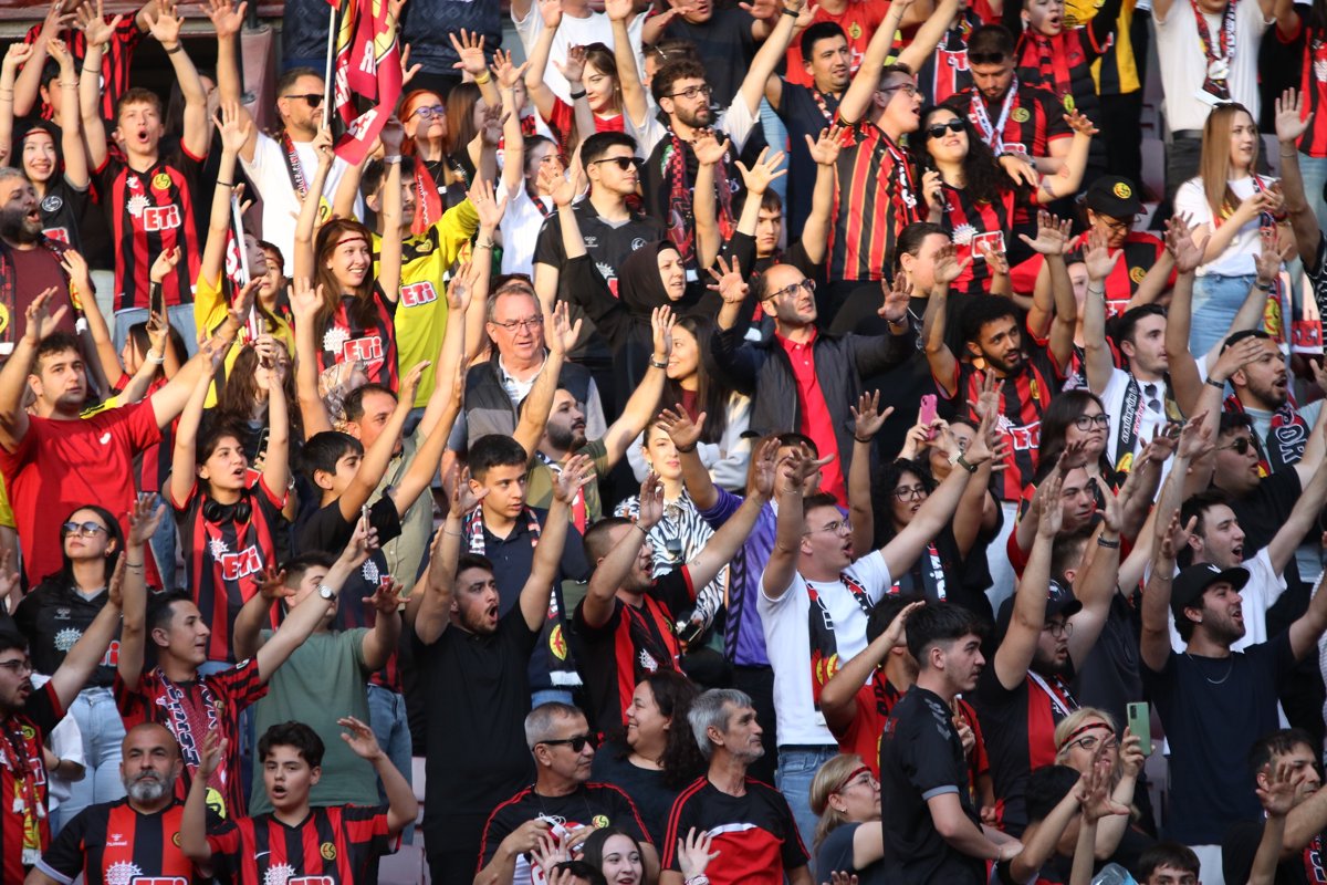 Eskişehirspor’un şampiyonluk coşkusu yeni stadyumda taçlandı