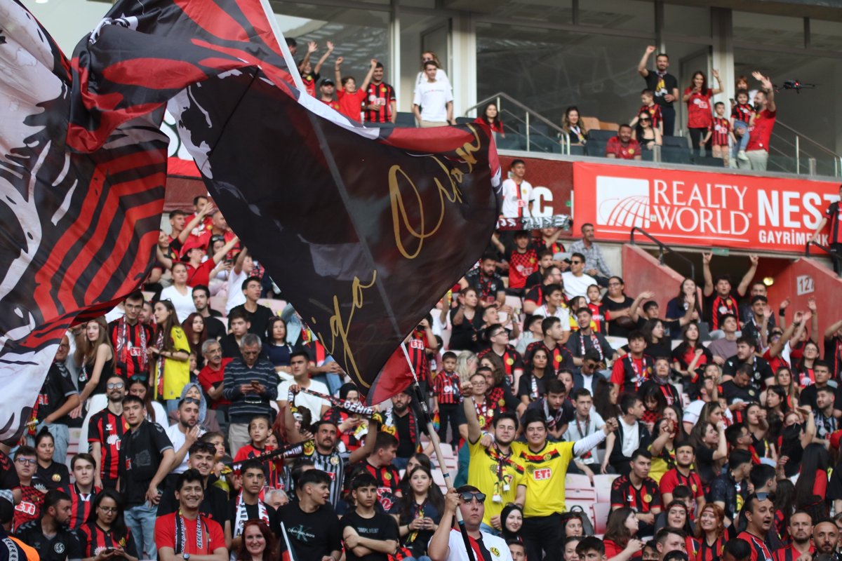 Eskişehirspor’un şampiyonluk coşkusu yeni stadyumda taçlandı