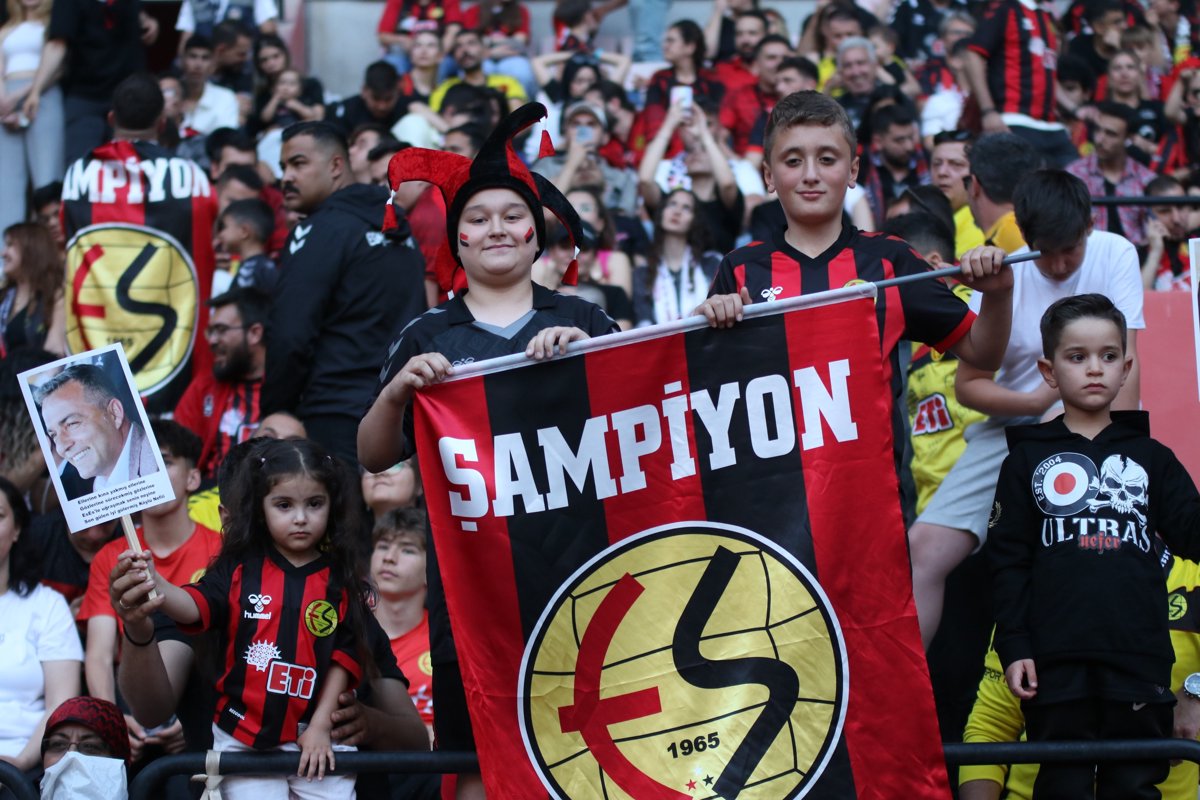 Eskişehirspor’un şampiyonluk coşkusu yeni stadyumda taçlandı