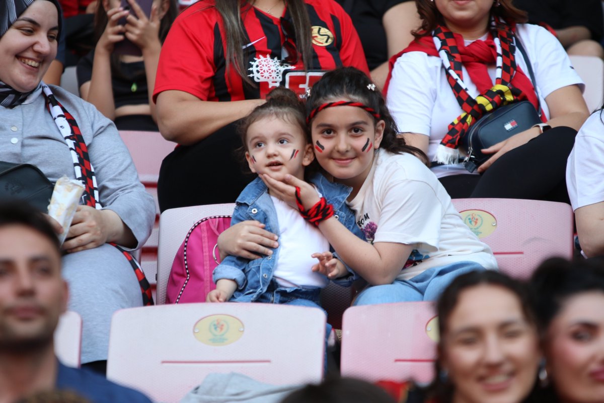 Eskişehirspor’un şampiyonluk coşkusu yeni stadyumda taçlandı