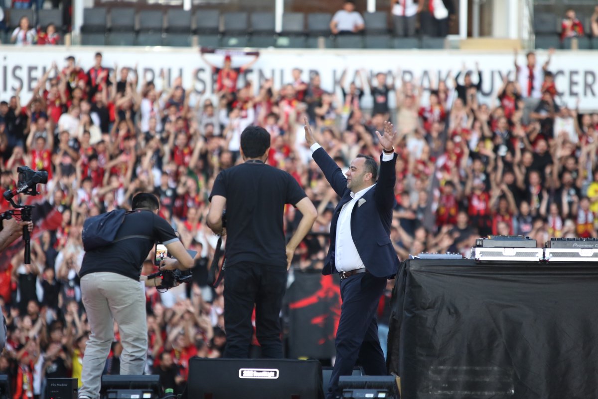 Eskişehirspor’un şampiyonluk coşkusu yeni stadyumda taçlandı