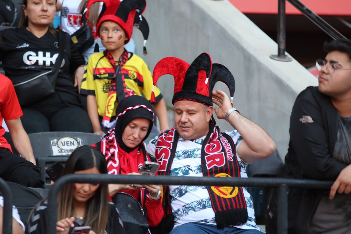 Eskişehirspor’un şampiyonluk coşkusu yeni stadyumda taçlandı