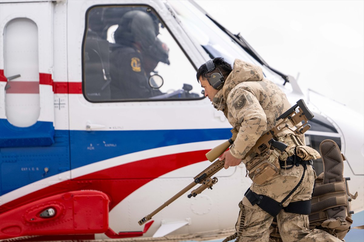 JÖAK keskin nişancılarının gökyüzünden suya nefes kesen görevi