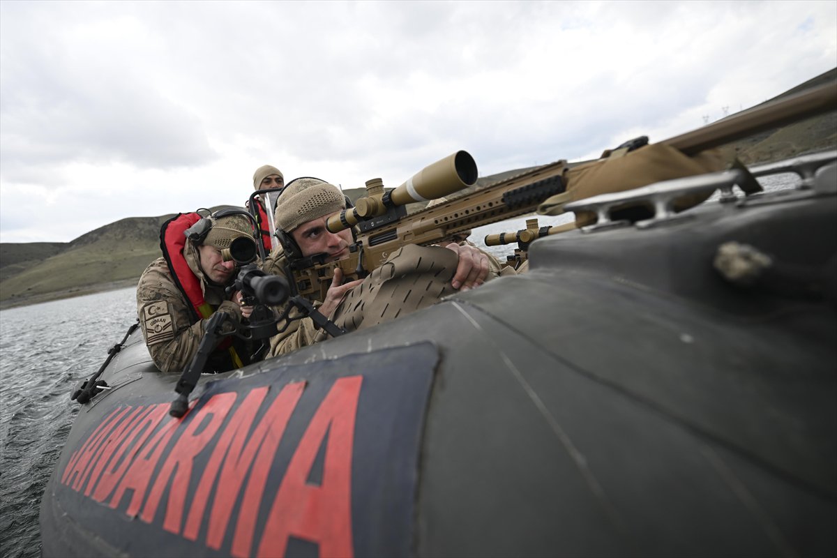 JÖAK keskin nişancılarının gökyüzünden suya nefes kesen görevi