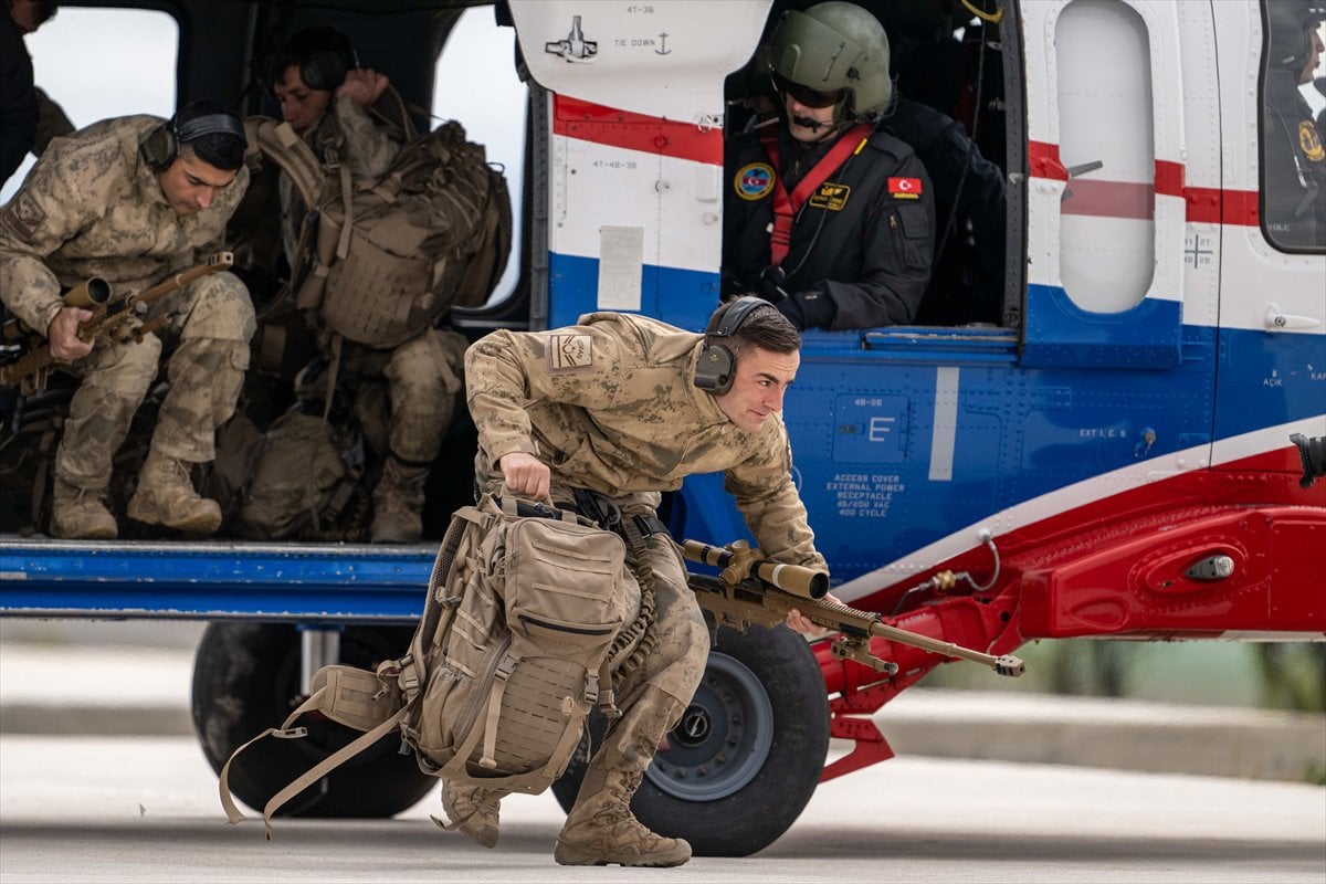 JÖAK keskin nişancılarının gökyüzünden suya nefes kesen görevi