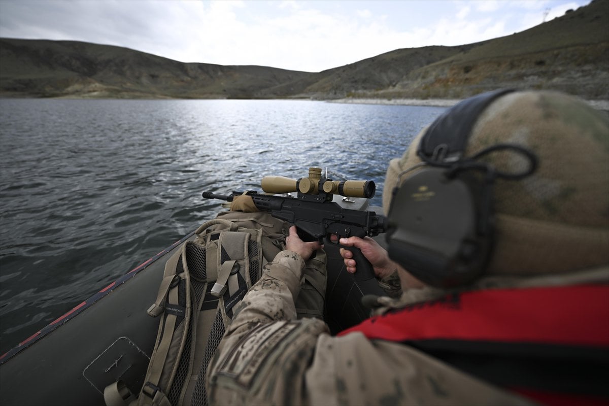 JÖAK keskin nişancılarının gökyüzünden suya nefes kesen görevi