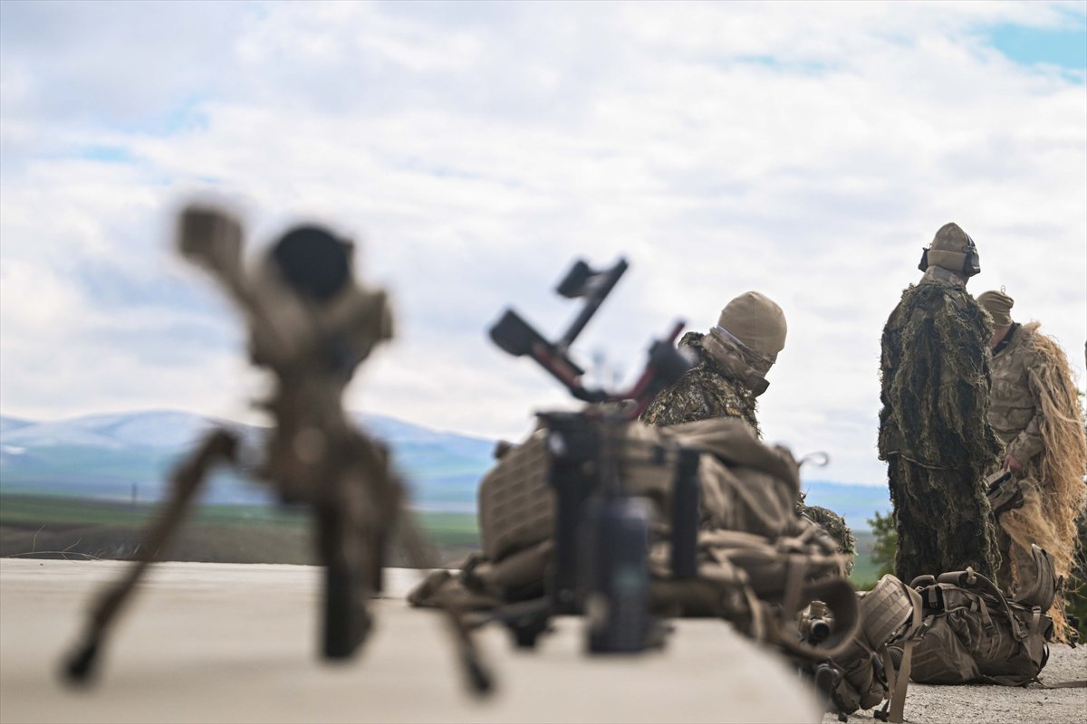 JÖAK keskin nişancılarının gökyüzünden suya nefes kesen görevi