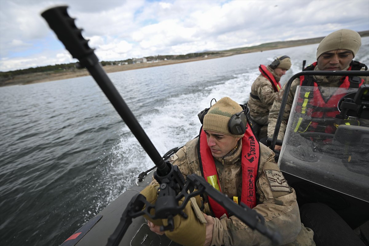 JÖAK keskin nişancılarının gökyüzünden suya nefes kesen görevi