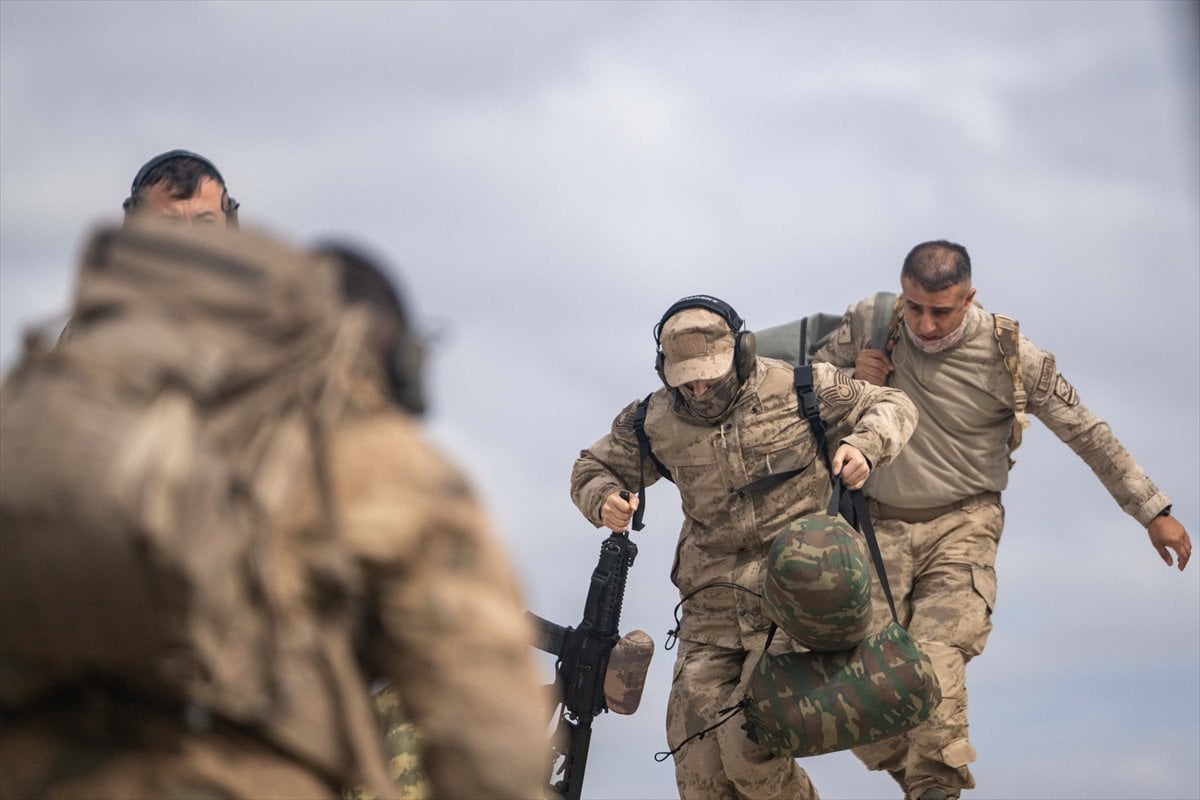 JÖAK keskin nişancılarının gökyüzünden suya nefes kesen görevi
