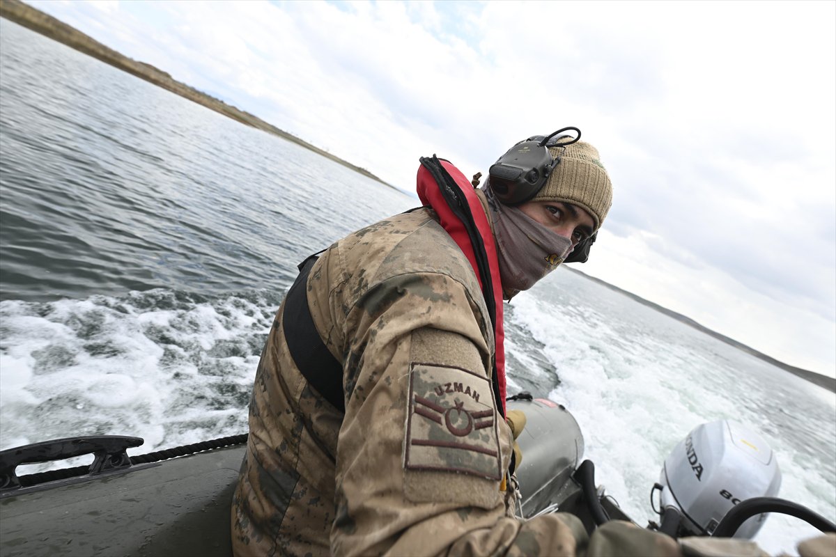 JÖAK keskin nişancılarının gökyüzünden suya nefes kesen görevi