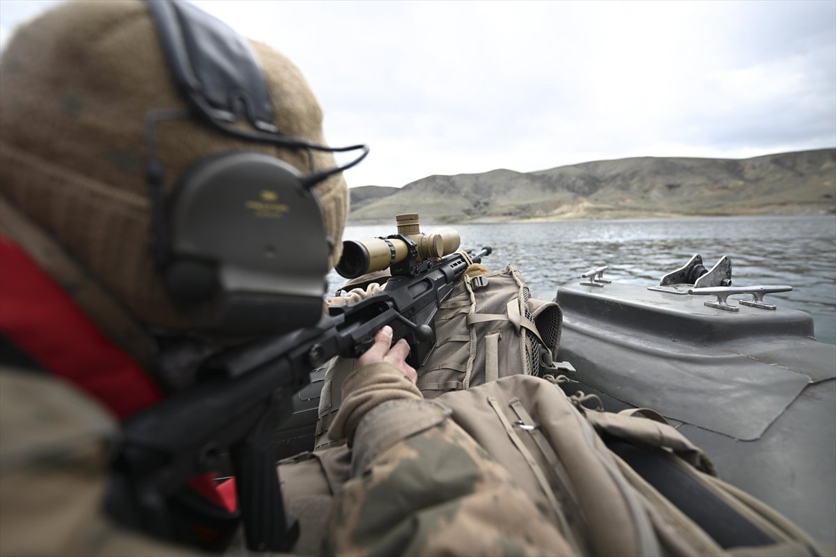 JÖAK keskin nişancılarının gökyüzünden suya nefes kesen görevi