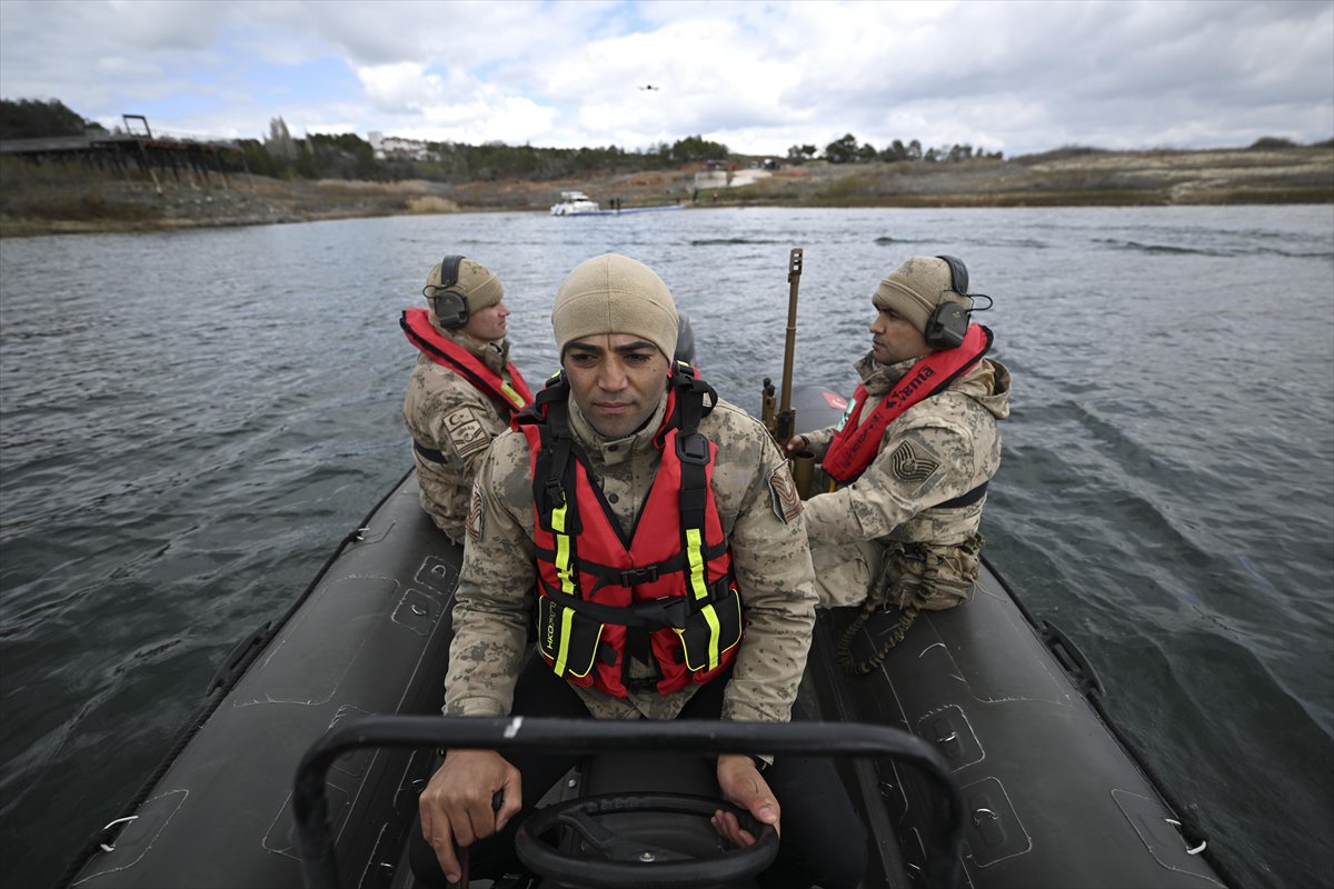 JÖAK keskin nişancılarının gökyüzünden suya nefes kesen görevi