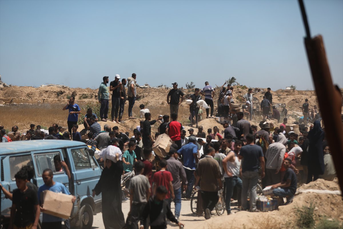 Filistinliler, yardım dağıtım noktasına akın etti