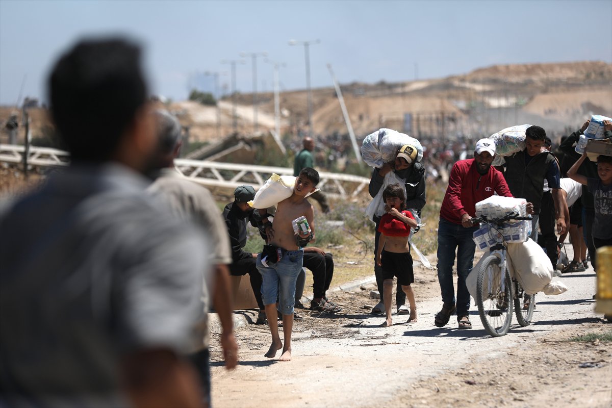 Filistinliler, yardım dağıtım noktasına akın etti