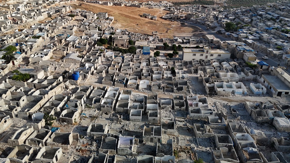 Binlerce Suriyeli, evlerine dönmeye devam ediyor