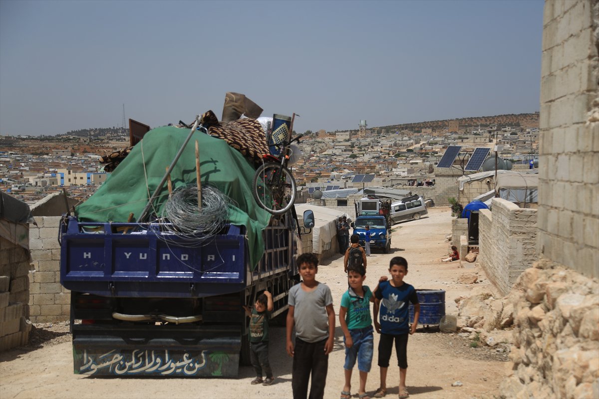 Binlerce Suriyeli, evlerine dönmeye devam ediyor