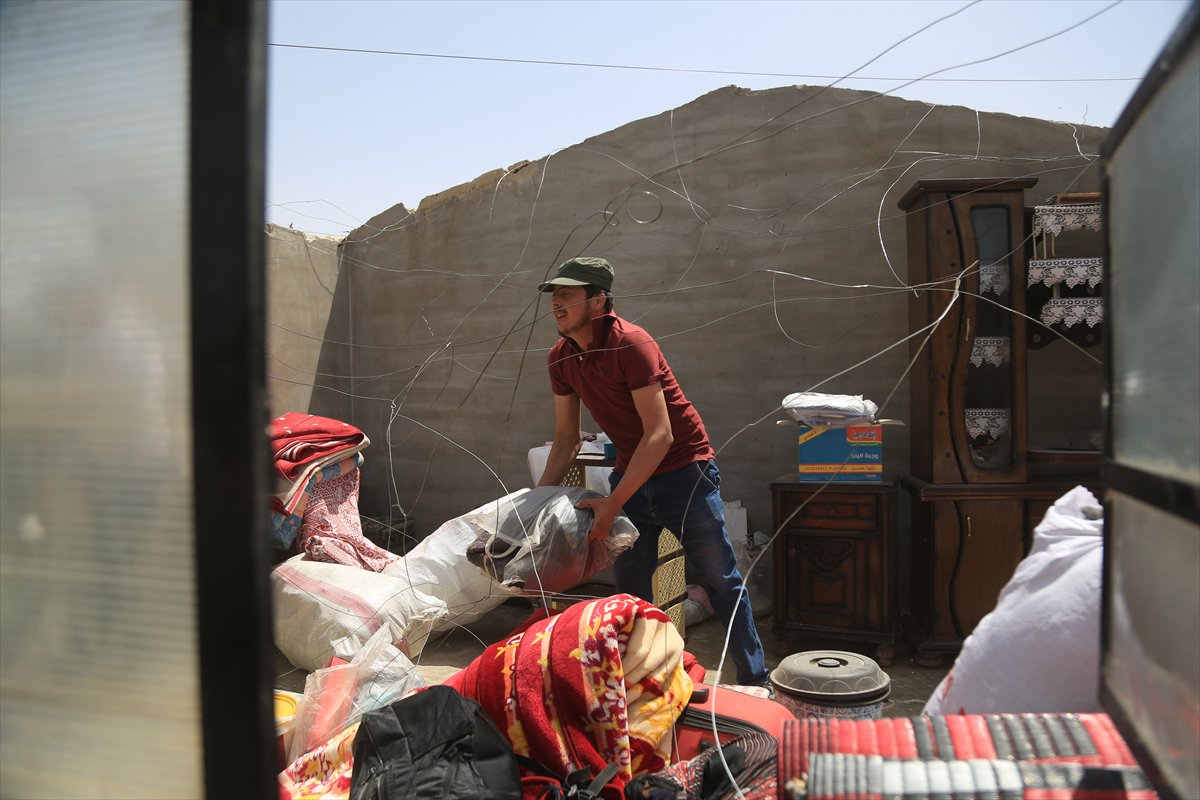 Binlerce Suriyeli, evlerine dönmeye devam ediyor