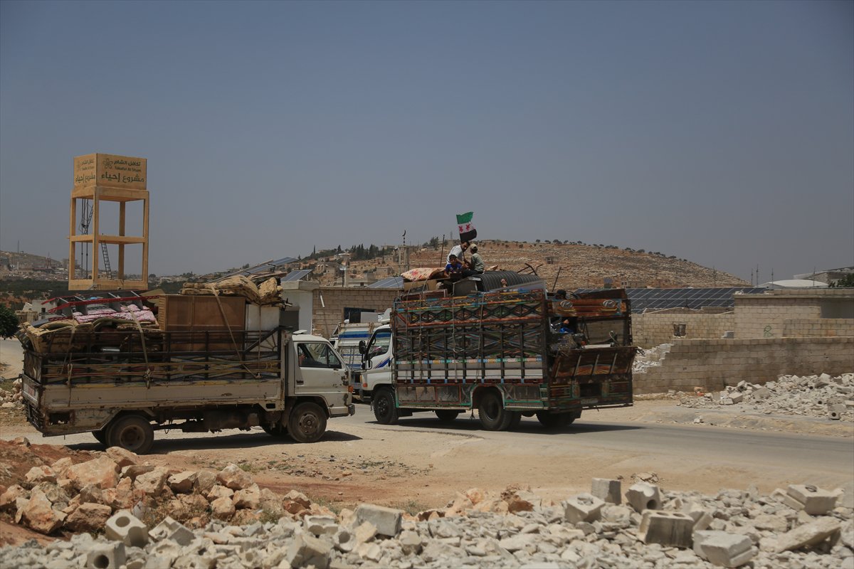 Binlerce Suriyeli, evlerine dönmeye devam ediyor