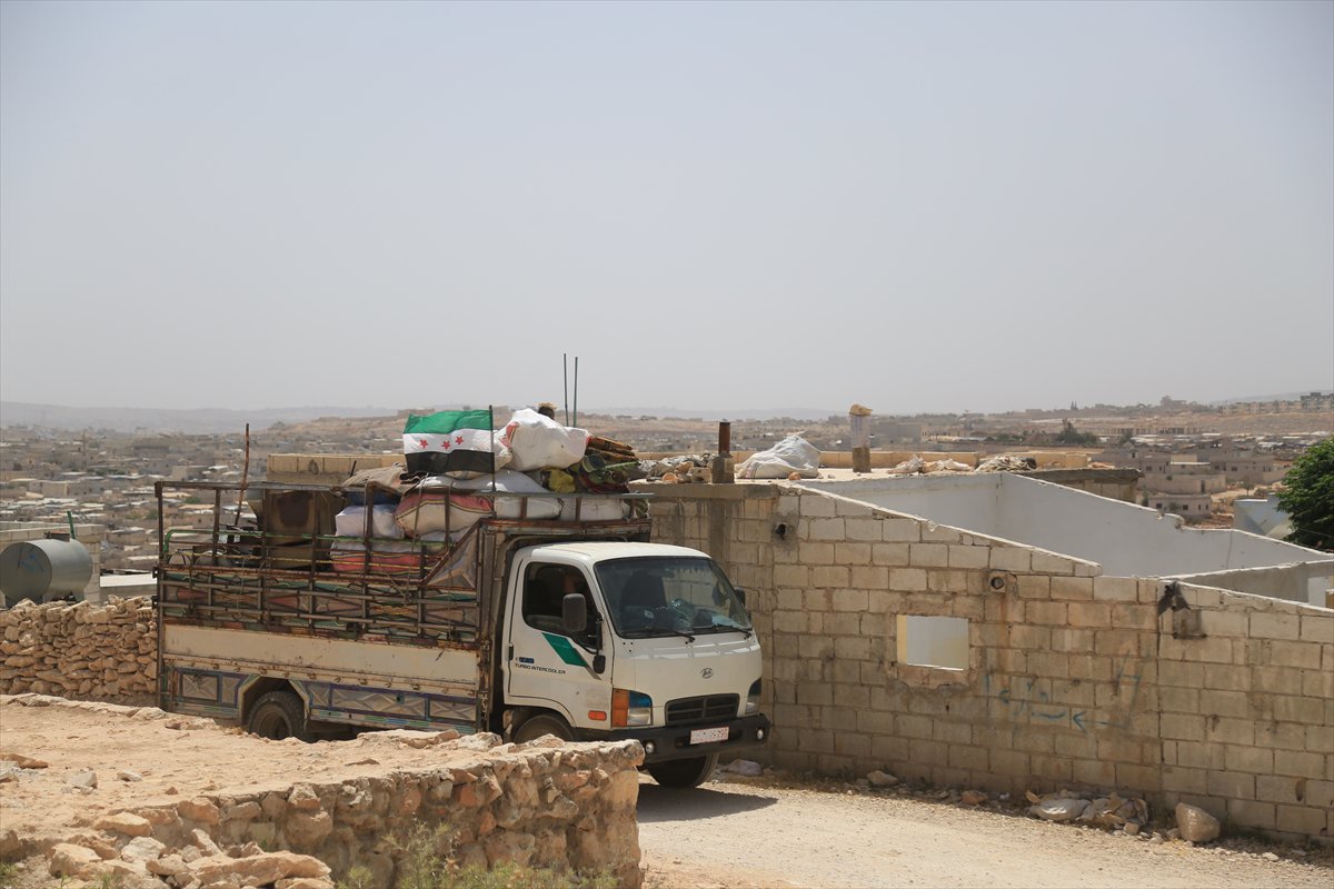 Binlerce Suriyeli, evlerine dönmeye devam ediyor