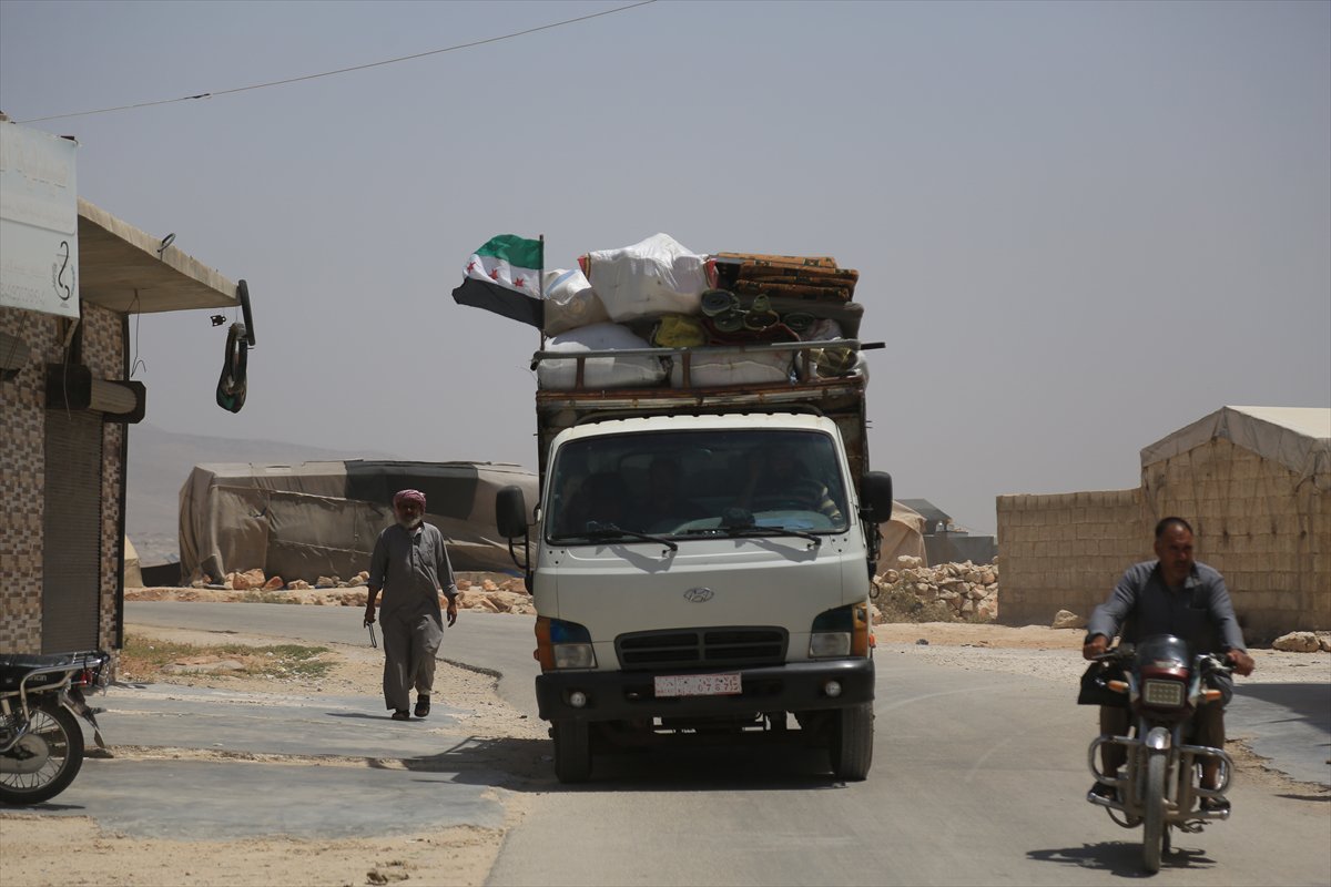 Binlerce Suriyeli, evlerine dönmeye devam ediyor
