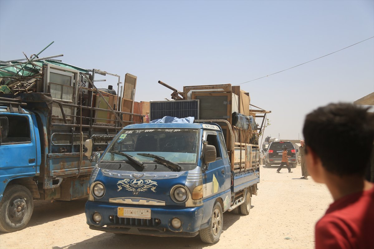 Binlerce Suriyeli, evlerine dönmeye devam ediyor