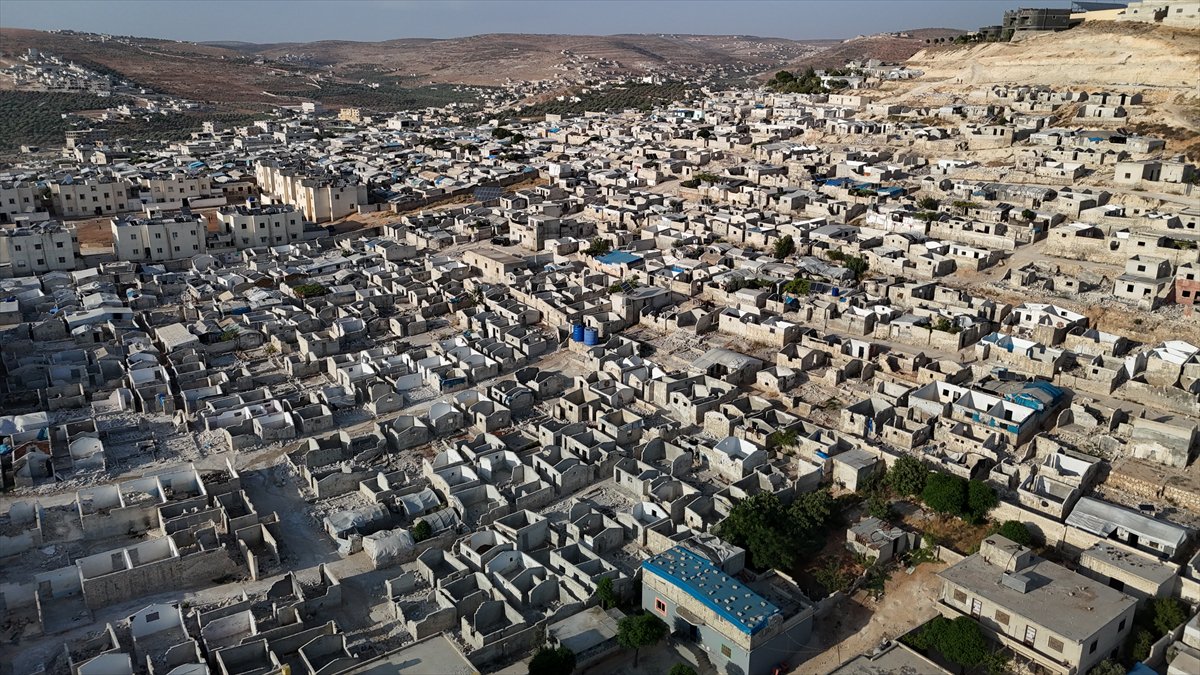 Binlerce Suriyeli, evlerine dönmeye devam ediyor