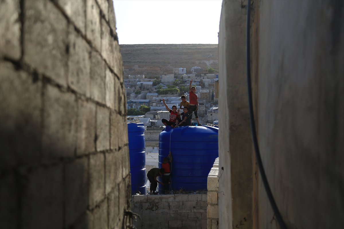 Binlerce Suriyeli, evlerine dönmeye devam ediyor