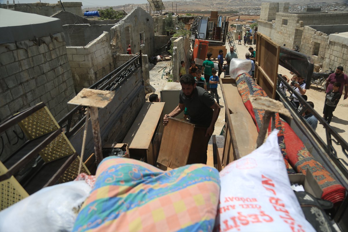 Binlerce Suriyeli, evlerine dönmeye devam ediyor