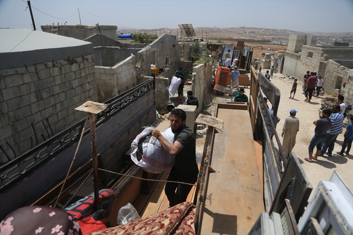 Binlerce Suriyeli, evlerine dönmeye devam ediyor