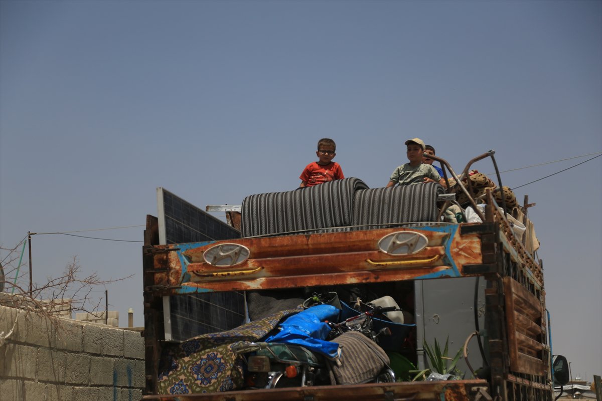 Binlerce Suriyeli, evlerine dönmeye devam ediyor