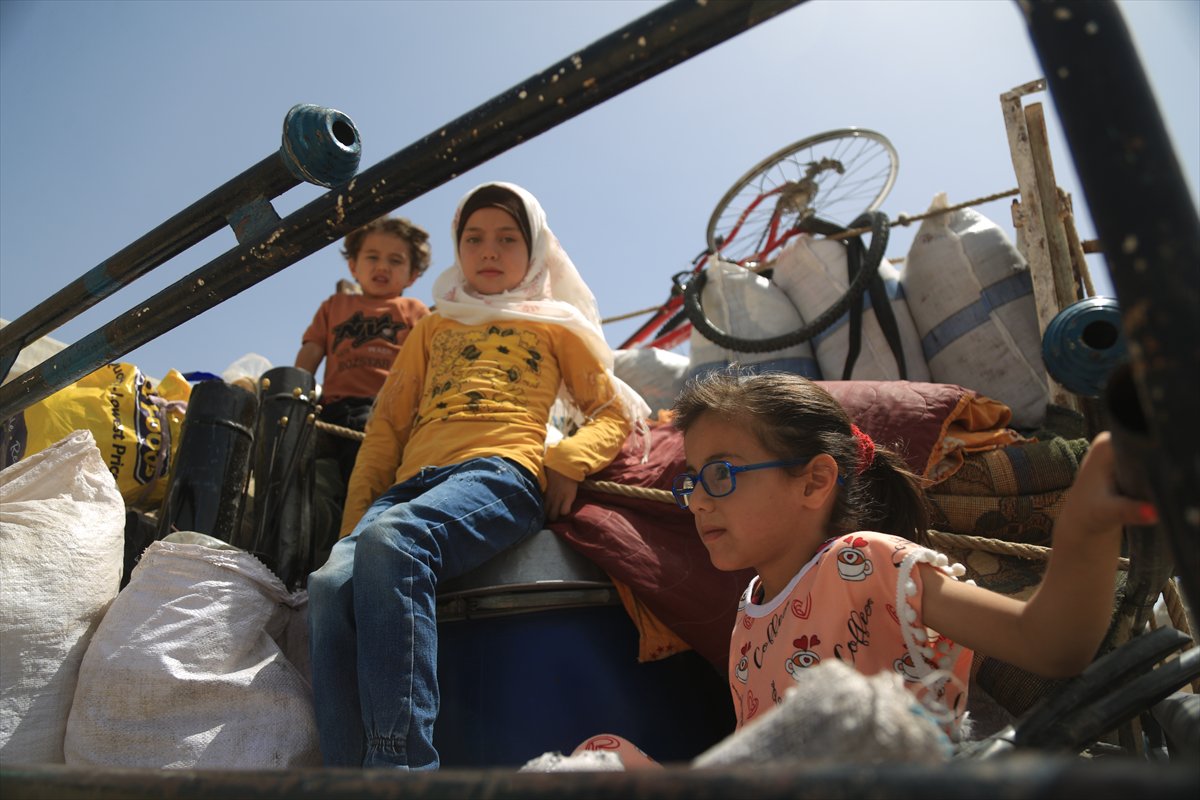 Binlerce Suriyeli, evlerine dönmeye devam ediyor