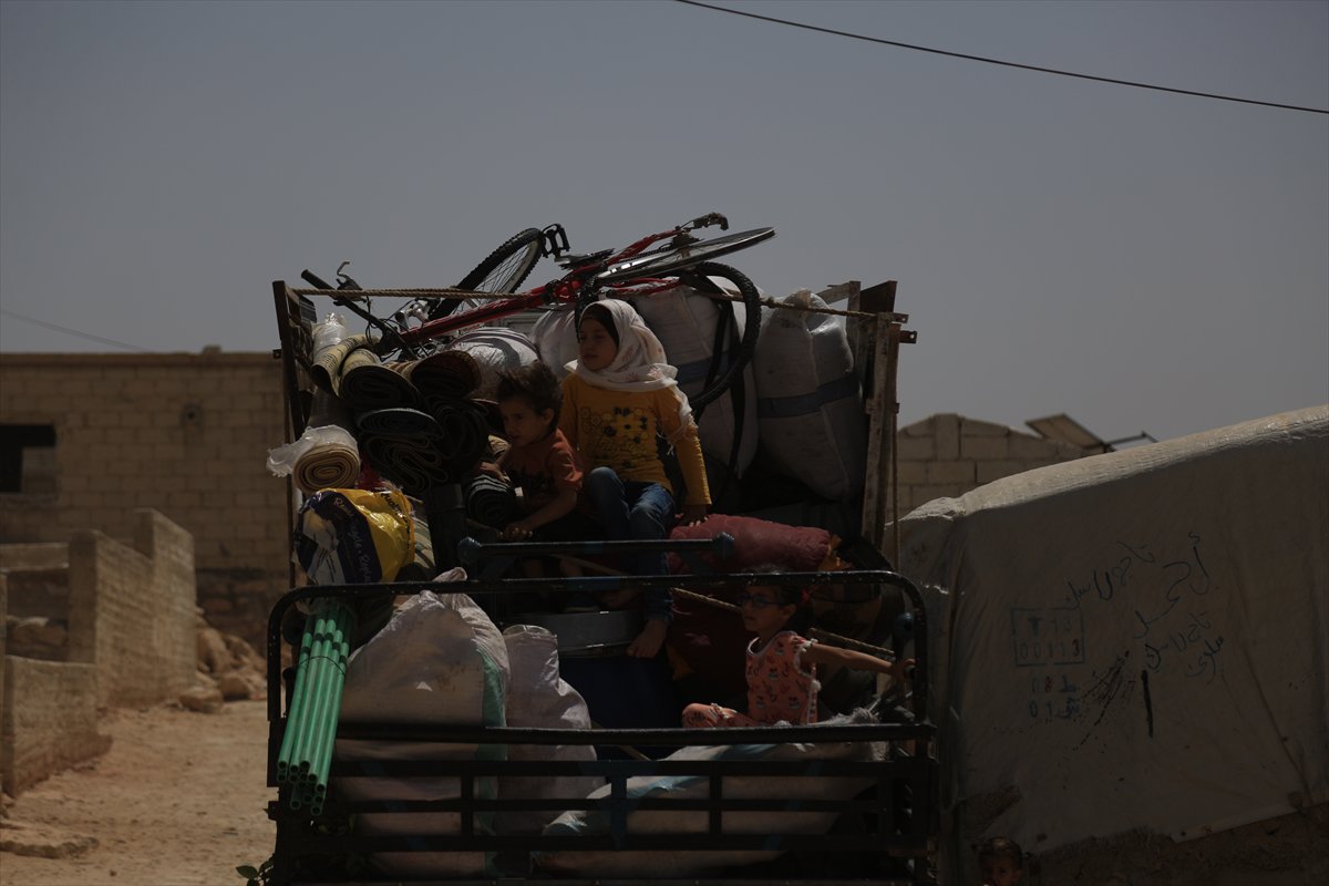 Binlerce Suriyeli, evlerine dönmeye devam ediyor