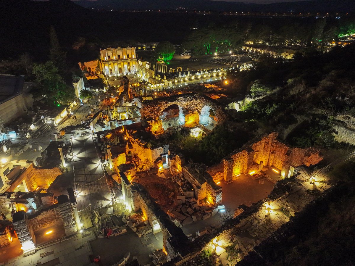 İzmir'in tarihi Efes Antik Kenti gecenin karanlığında aydınlanıyor