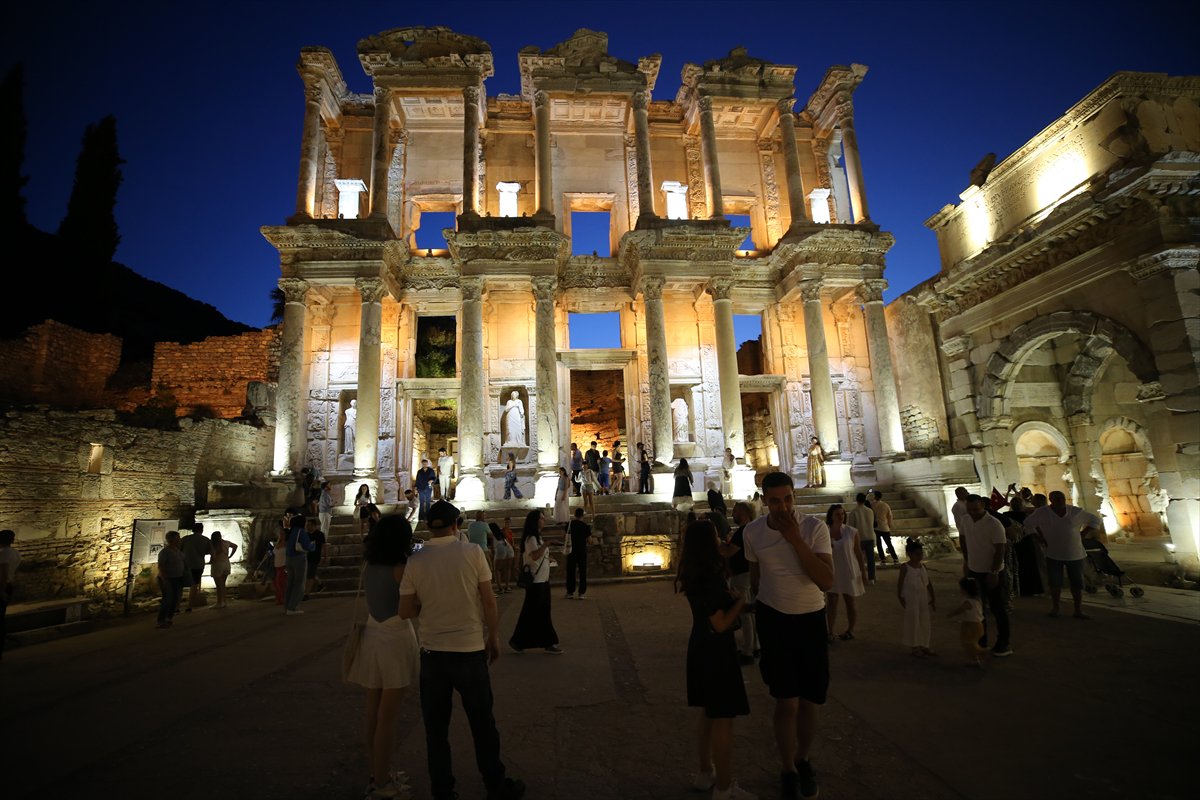 İzmir'in tarihi Efes Antik Kenti gecenin karanlığında aydınlanıyor