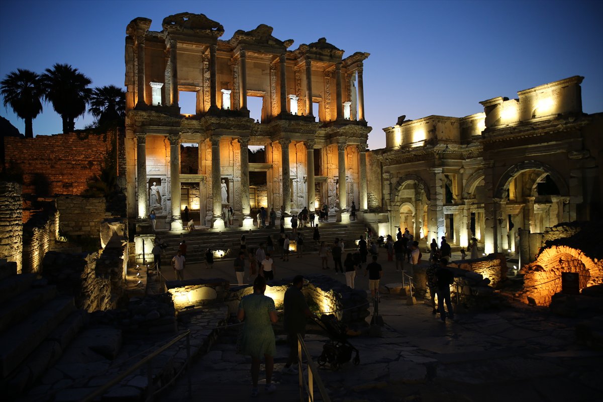İzmir'in tarihi Efes Antik Kenti gecenin karanlığında aydınlanıyor
