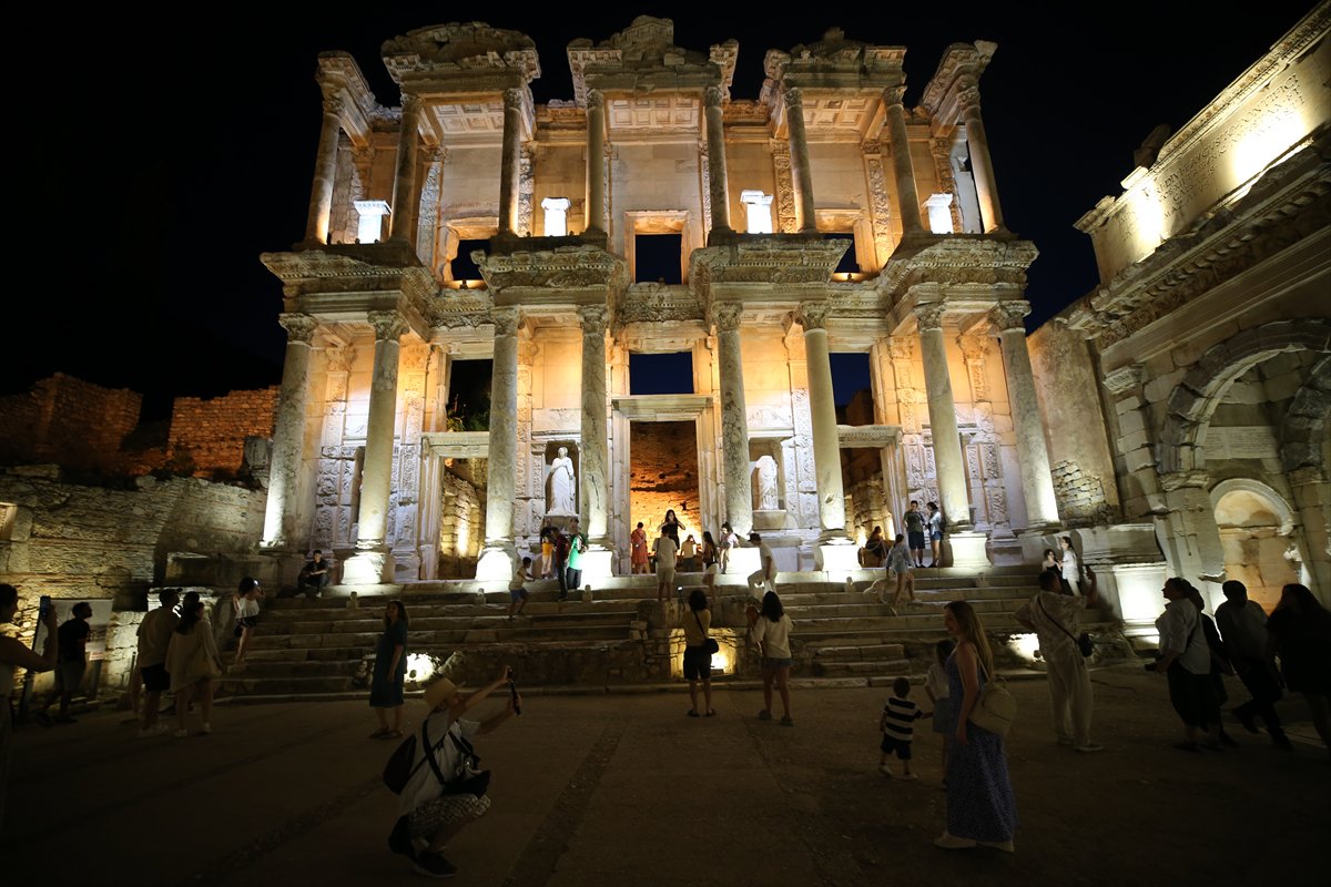 İzmir'in tarihi Efes Antik Kenti gecenin karanlığında aydınlanıyor