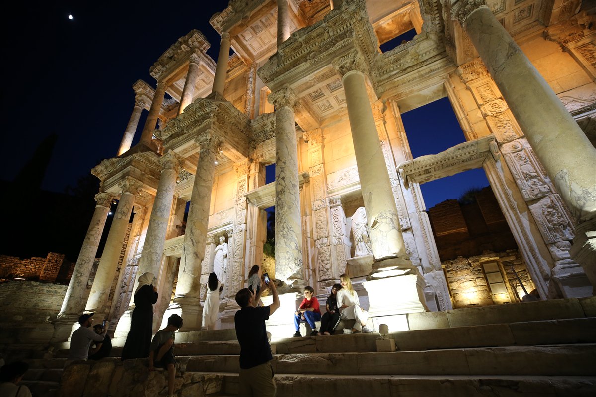 İzmir'in tarihi Efes Antik Kenti gecenin karanlığında aydınlanıyor