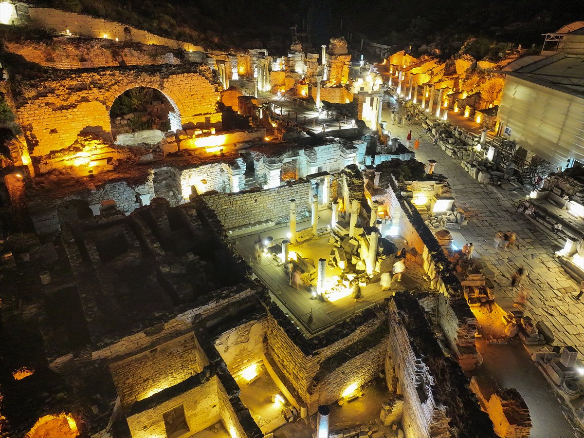 İzmir'in tarihi Efes Antik Kenti gecenin karanlığında aydınlanıyor