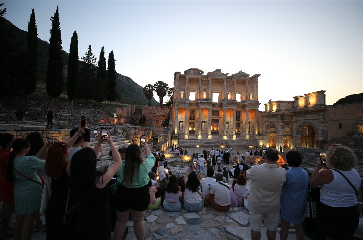 İzmir'in tarihi Efes Antik Kenti gecenin karanlığında aydınlanıyor