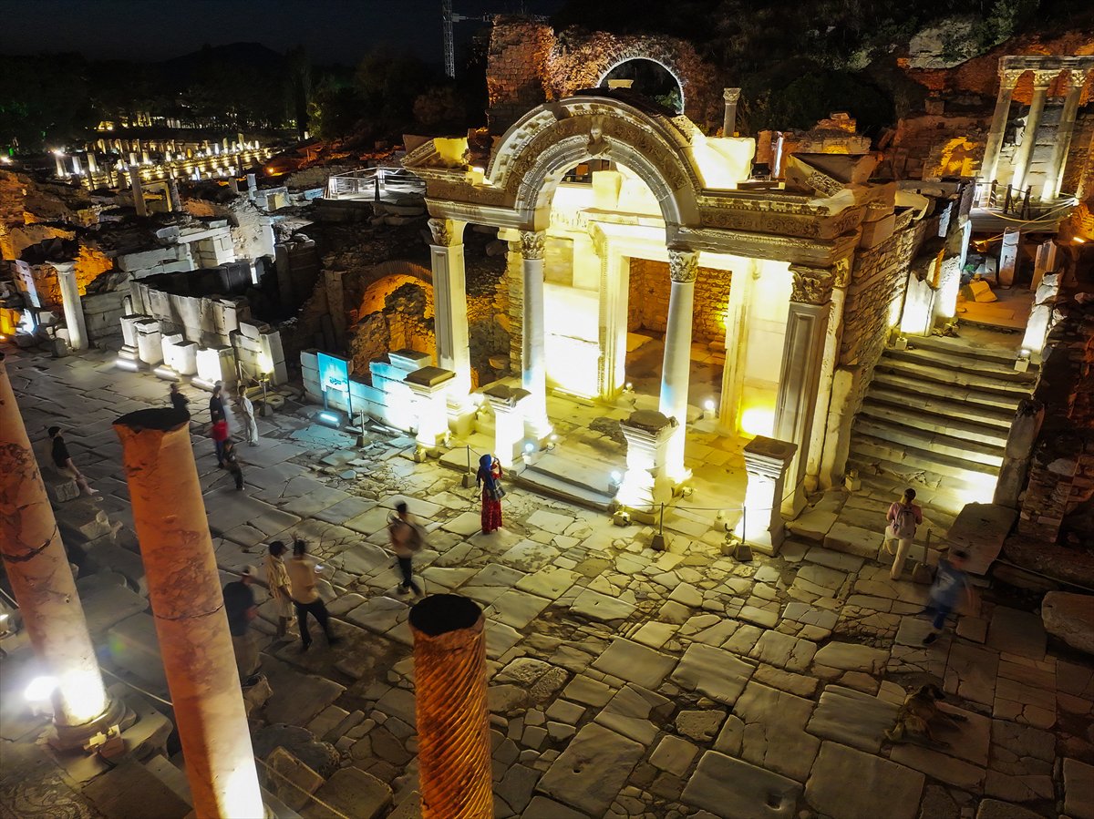İzmir'in tarihi Efes Antik Kenti gecenin karanlığında aydınlanıyor