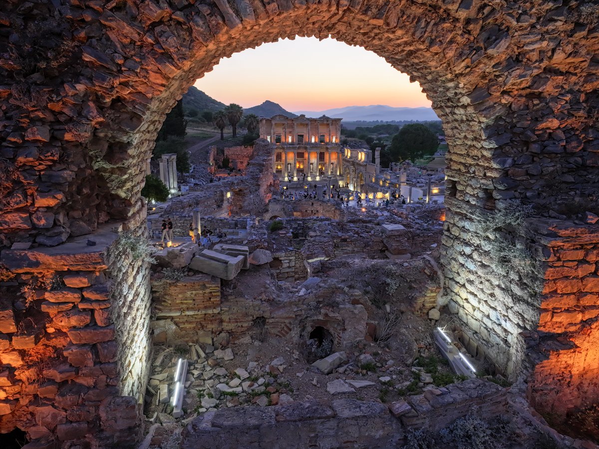 İzmir'in tarihi Efes Antik Kenti gecenin karanlığında aydınlanıyor