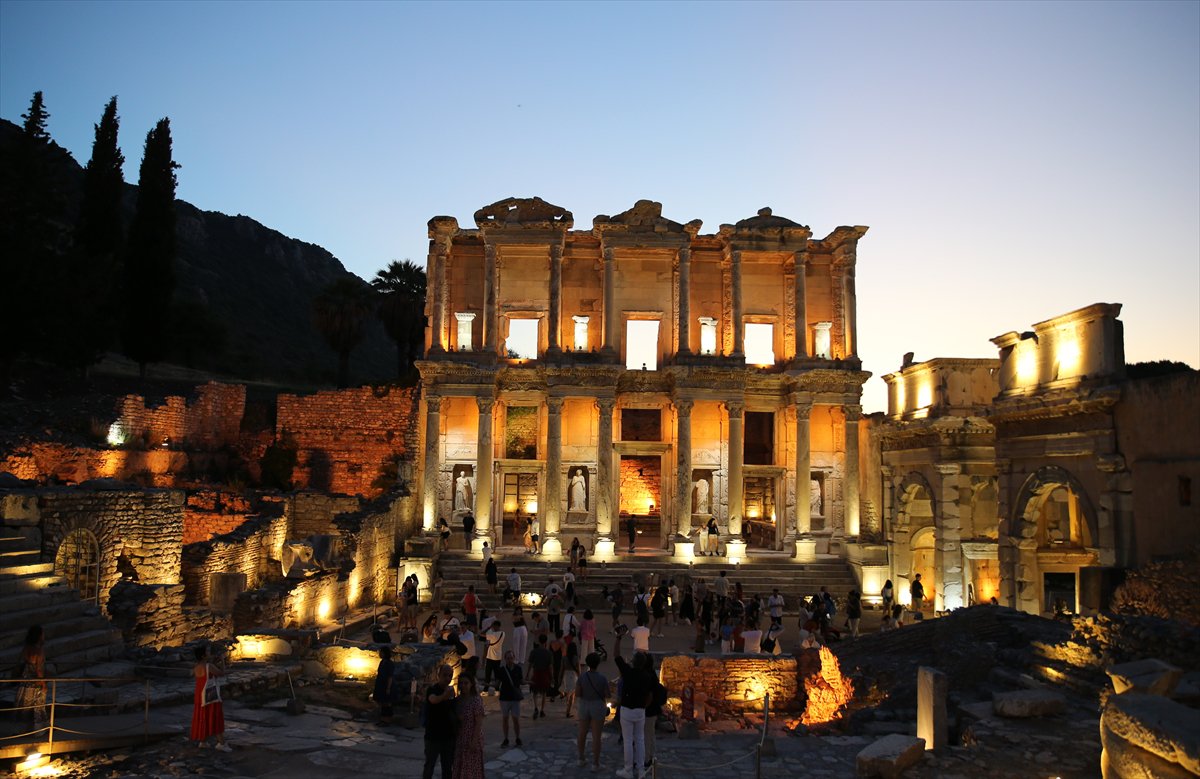 İzmir'in tarihi Efes Antik Kenti gecenin karanlığında aydınlanıyor