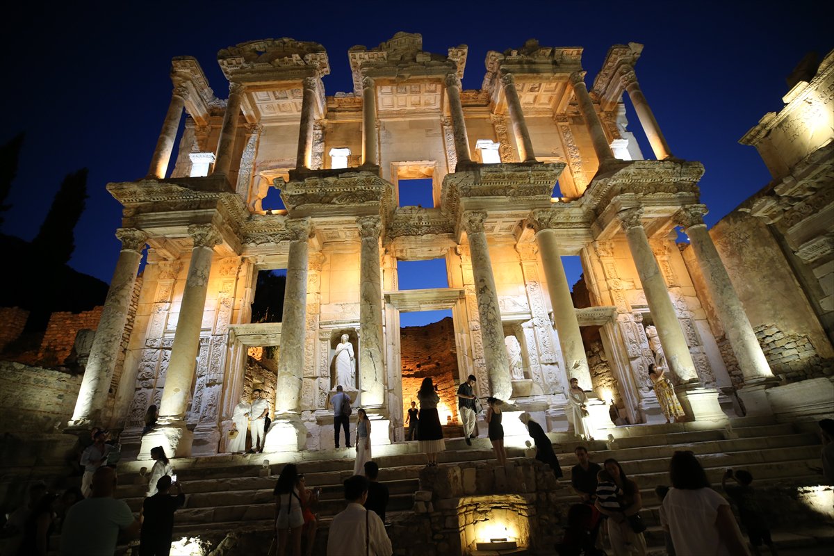 İzmir'in tarihi Efes Antik Kenti gecenin karanlığında aydınlanıyor